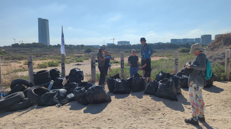 "צלול" דורשת מעיריות תל אביב והרצלייה לנקות את השטחים שממזרח לחוף הצוק